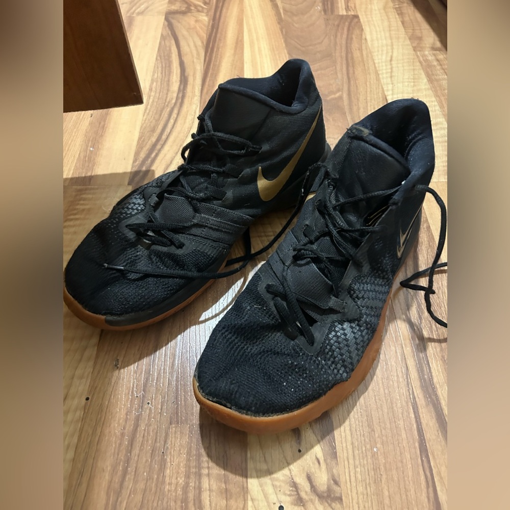Basketball shoes